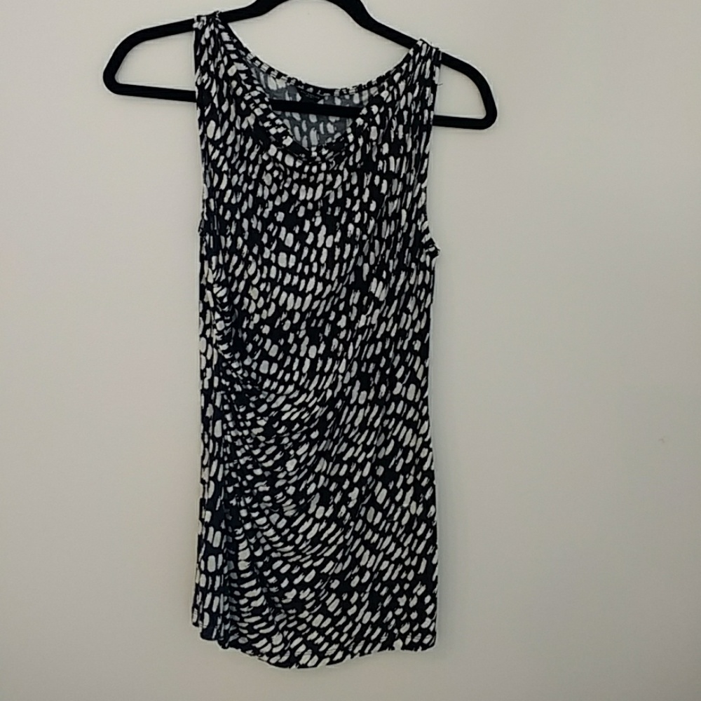 Black and white print sleeveless knit top